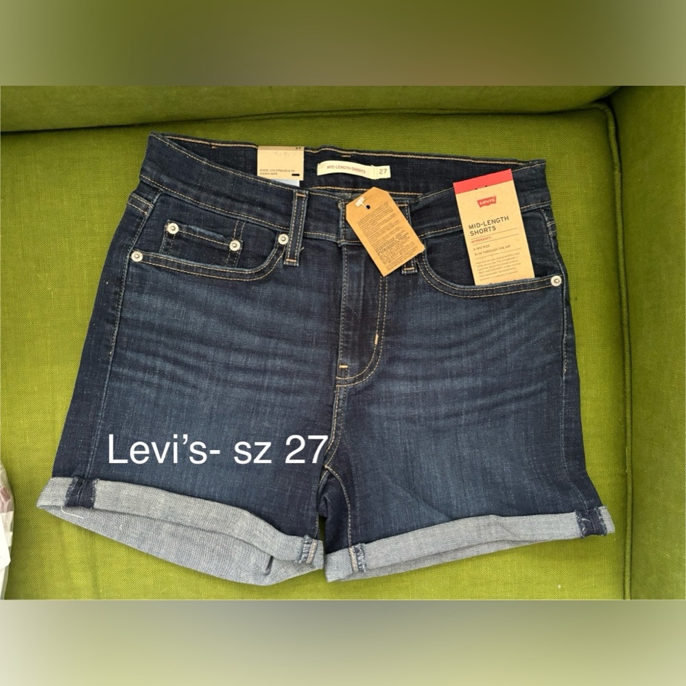 NWT Women’s Levi’s Mid Lenght Shorts - size 27